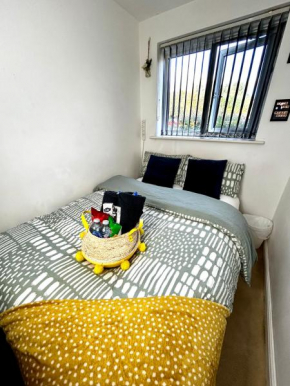 Cozy Private Room with Private Bathroom & Free Parking in Salford!